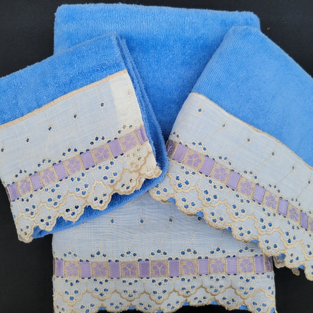Cottagecore Bath Towel Set ~ Vtg 1980s? ~ Blue & Lacey Trim  GUC FINAL PRICE